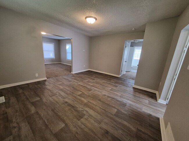 Foto del edificio - 2 bedroom, 1 bathroom home on large corner...