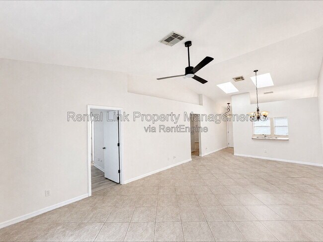 Building Photo - 320 SW 3rd Pl