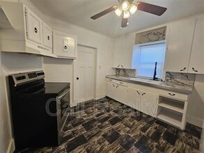 Building Photo - 2721 E Rowan Ave