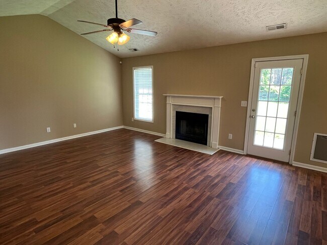 Foto del edificio - 3 Bed, 2 Bath Home on Corner Lot in Raeford