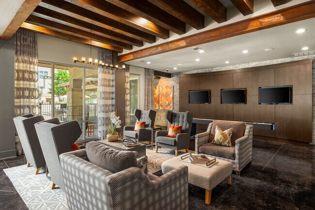 Sala de juegos para residentes con mesa de tejo y billar. - Bexley Wolf Ranch