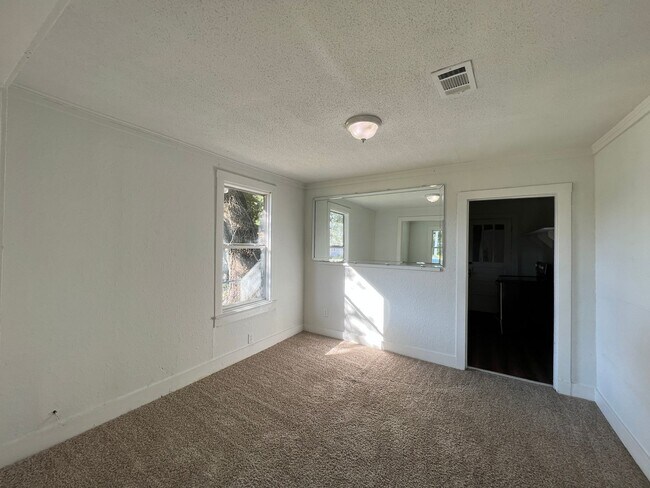 Building Photo - Charming Downtown Home