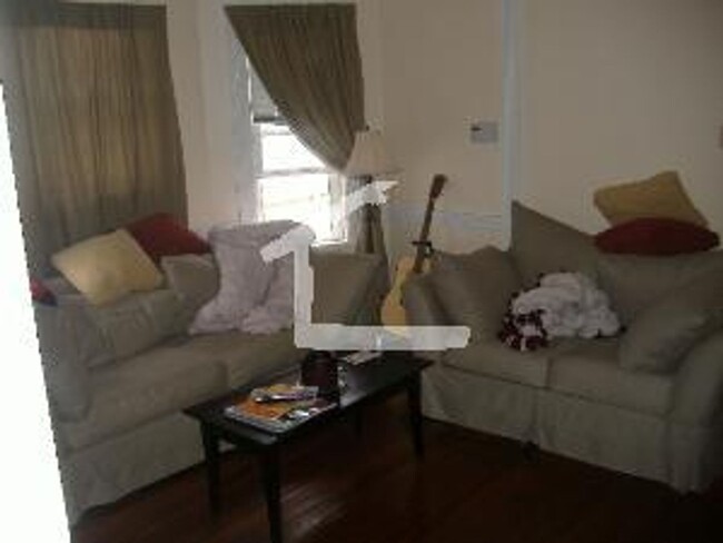 Foto del edificio - Beautiful 3 Bed with In Unit Laundry avail...