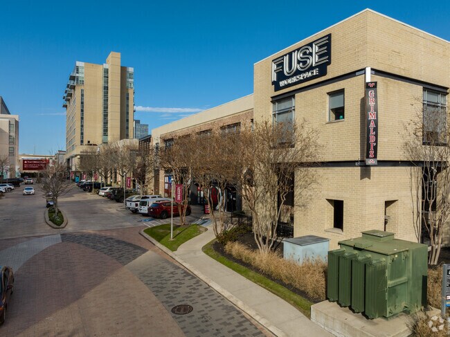 Rows of shopping and eating with ample parking are found throughout Piney Point Village.