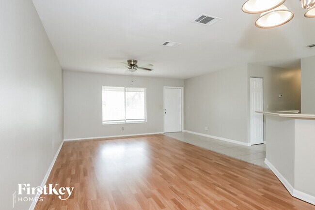 Building Photo - 301 SE Whitmore Dr