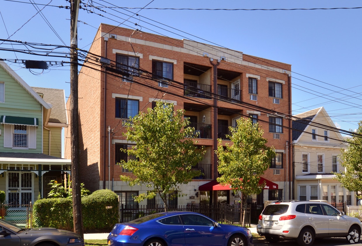 Primary Photo - 736-738 E 220th St