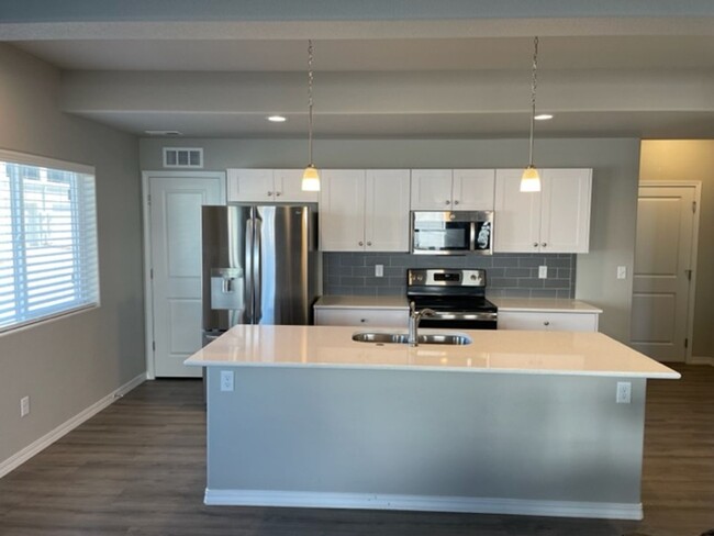 Building Photo - Like new 3 bedroom townhome with attached ...