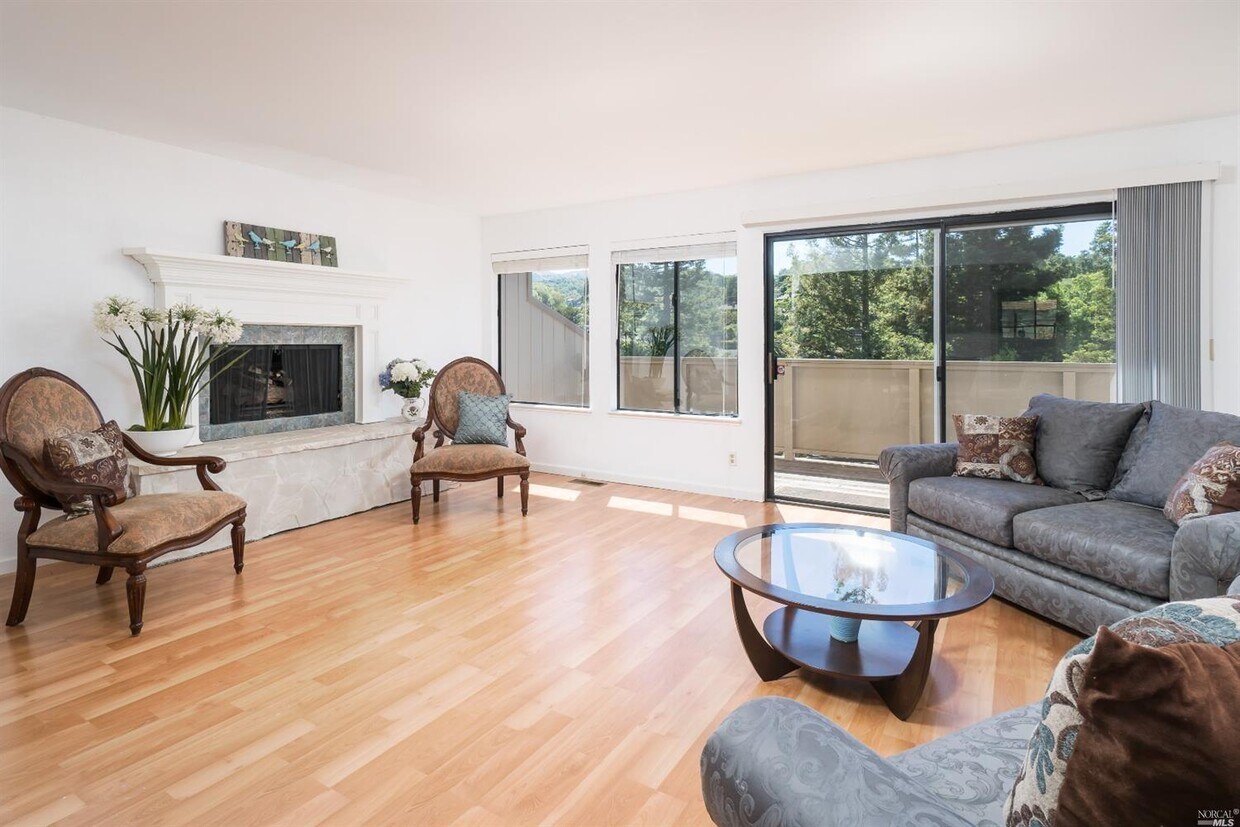 Primary Photo - 21 Yarrow Ln