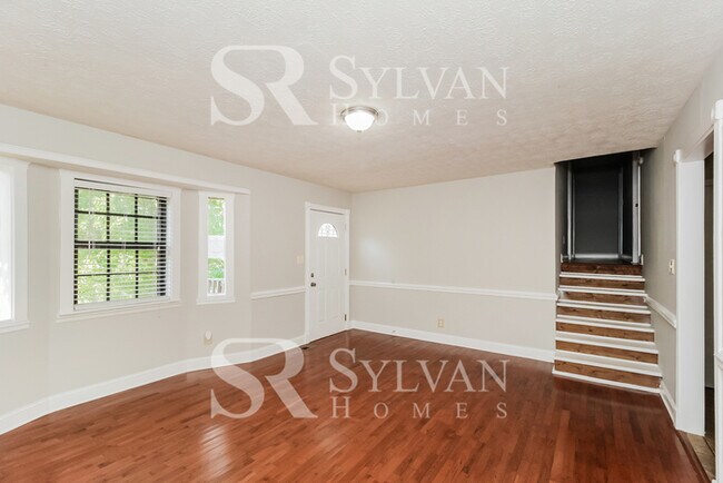 Building Photo - Welcome to this stunning 4 bedroom, 2 bath...