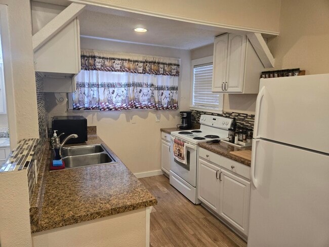 Building Photo - 1213 5th St