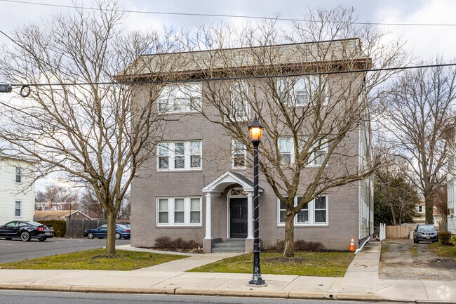 Building Photo - Beth Gardens