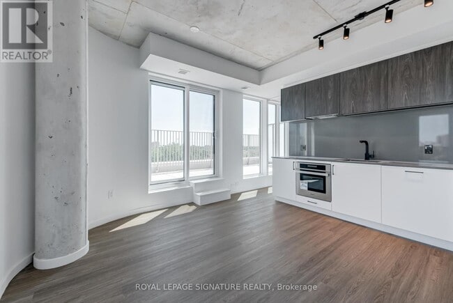 Building Photo - 689-689 The Queensway
