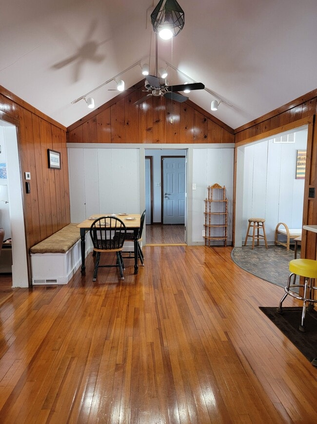 Building Photo - 417 Lakeview Ct