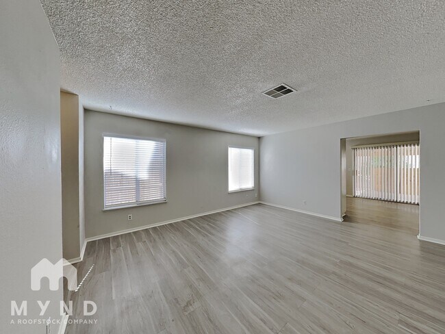 Foto del edificio - 1567 S Christy Ln
