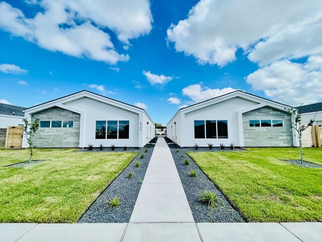 Building Photo - 2704 Brownjay Rd