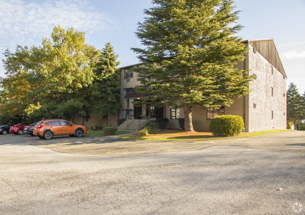 Building Photo - Foxwood Apartments