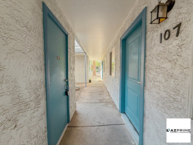 Foto del edificio - FREE FIRST MONTH'S RENT MOVE IN SPECIAL! Inviting 2/1 Phoenix Apartment with Modern Comforts!