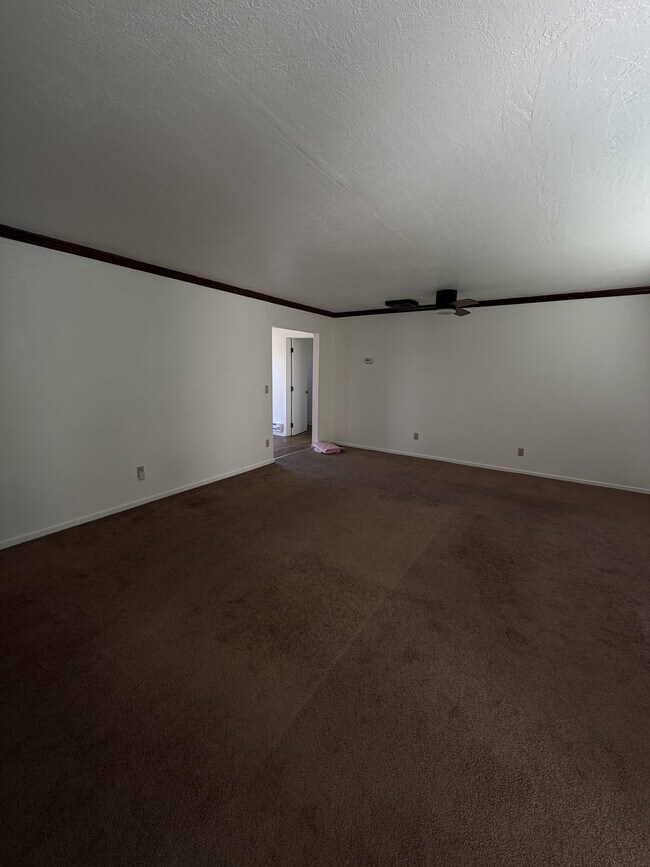 Building Photo - 913 Clover Dr