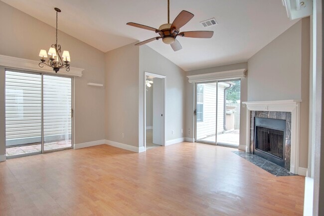 Foto del edificio - Beautiful 2-Bedroom, 2-Bath Duplex Near Ho...