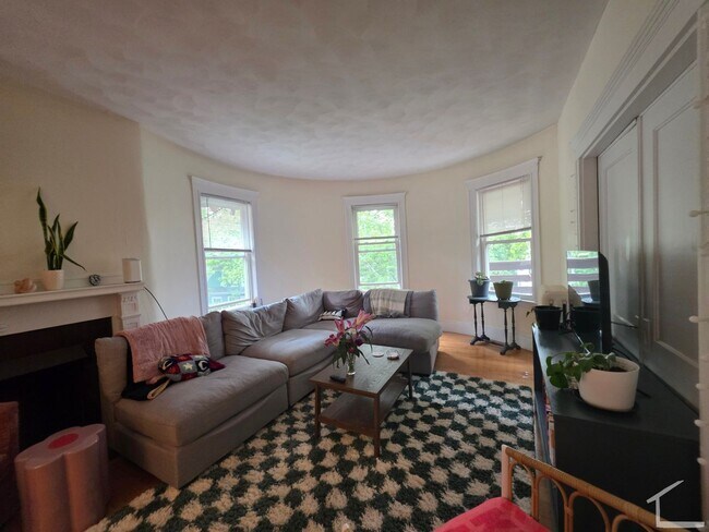 Foto del edificio - Spacious Modern Brookline 3 Bed Unit Available 9/1/26