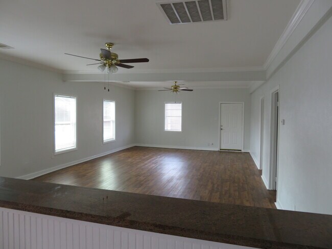Building Photo - 617 Dumble St
