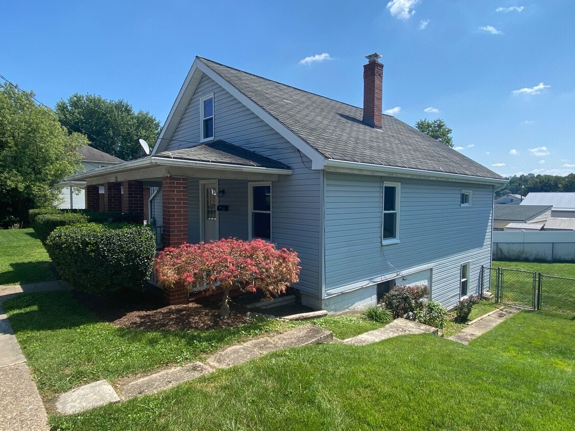 Primary Photo - 4 Bedroom / 1 Bath Home For Rent!