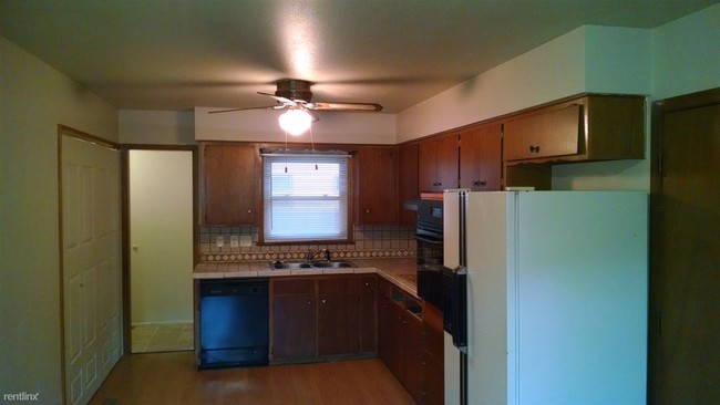 Building Photo - 950 N Westlink Ave