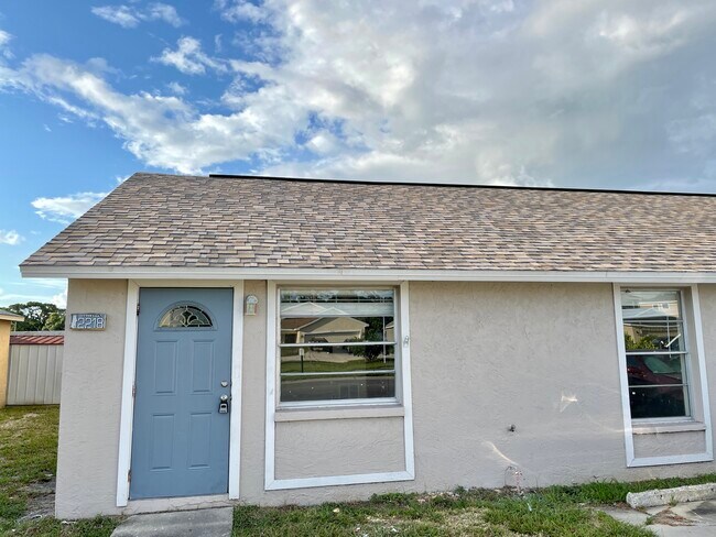 Building Photo - 2218 30th Ave W