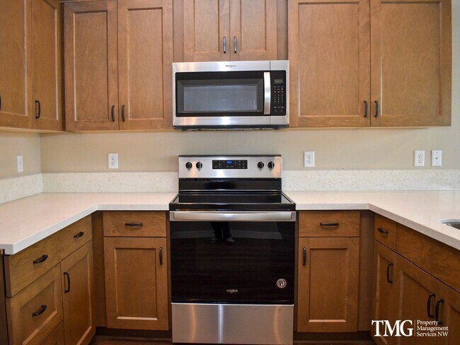 Foto del edificio - 2BD Duplex in Great Washougal Location!  Beautiful Finishes!