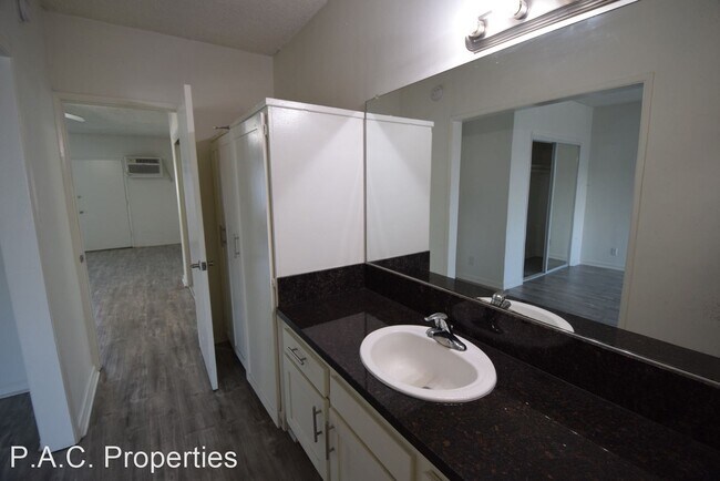 Building Photo - 1 br, 1 bath Apartment - 12255 Burbank Blv...