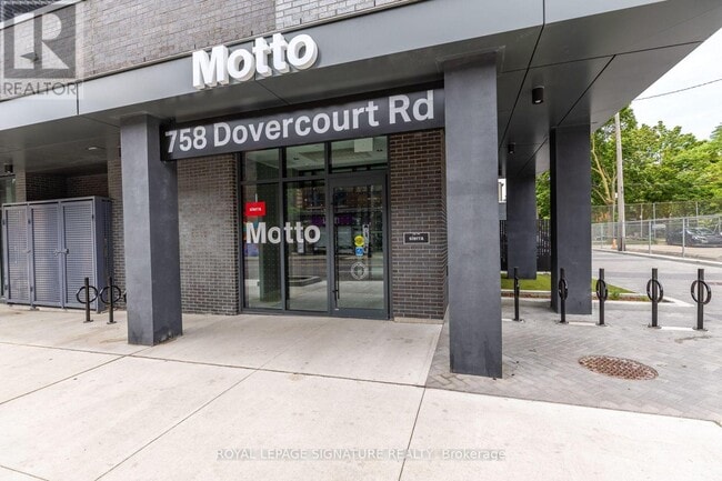 Building Photo - 758 Dovercourt Rd