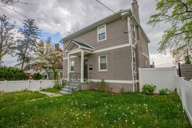 Foto del edificio - Lovely 4 BR/3.5 BA Single-Family Home in B...