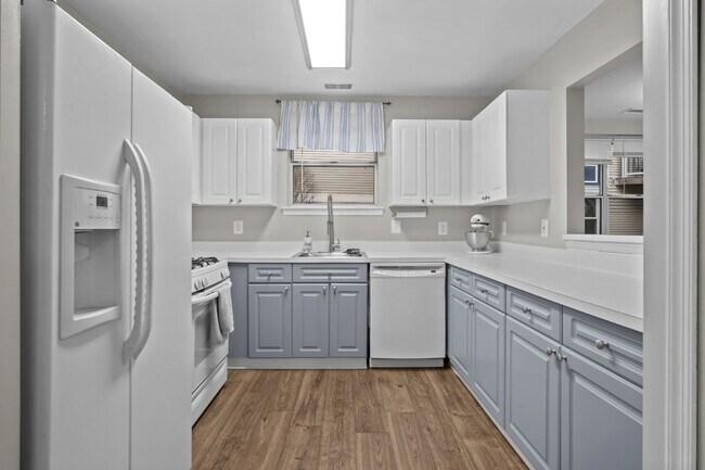 Building Photo - Comfortable, convenient, and well located Ashburn condo.