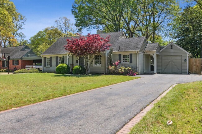Foto del edificio - 5 bedroom 3 bathroom with over 3,500 square feet in East Memphis near Walnut Grove and Perkins