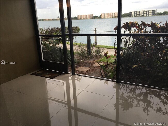 Foto del edificio - 113 Lake Emerald Dr