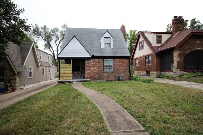 Building Photo - 707 E 72nd St
