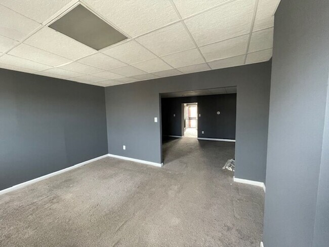 Building Photo - EXTREMELY Large Apartment in Grays Ferry A...