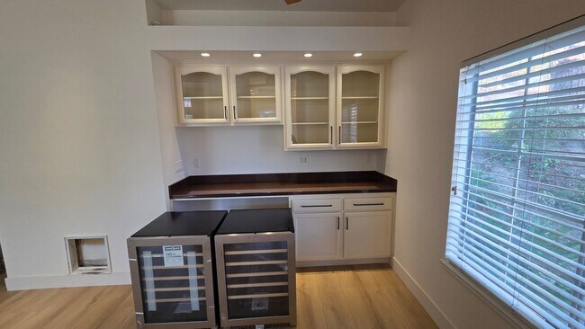 Building Photo - 3055 E Hillcrest Dr