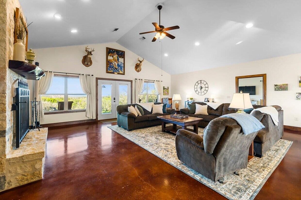 Foto principal - 359 Sagebiel Ranch Rd