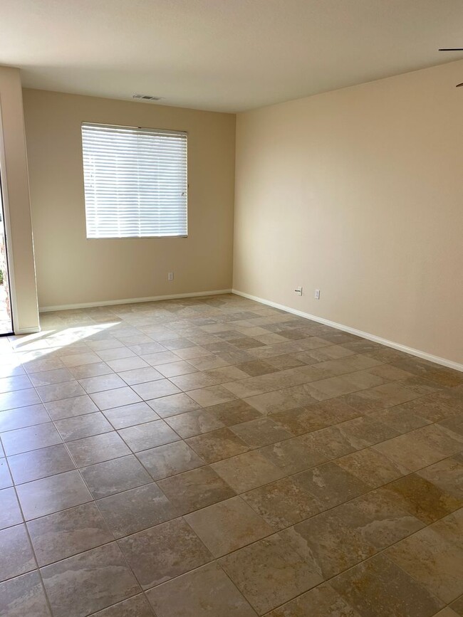 Building Photo - 3 BEDROOM VICTORVILLE HOME