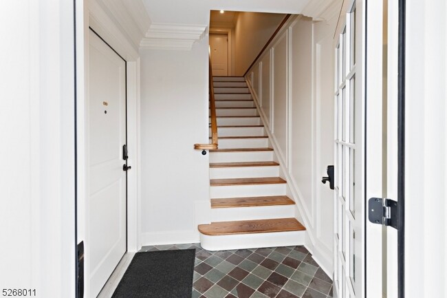 Common Entry Foyer - 119 Washington St
