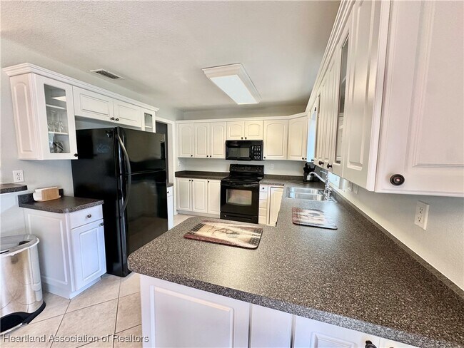 Foto del edificio - 3350 Lakeview Dr