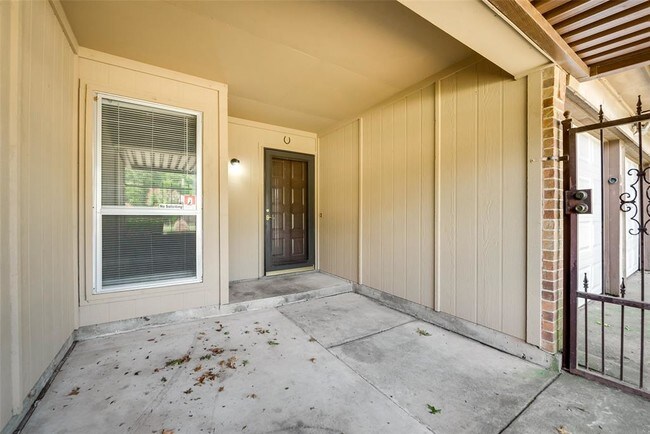 Building Photo - 4004 Hideaway Dr
