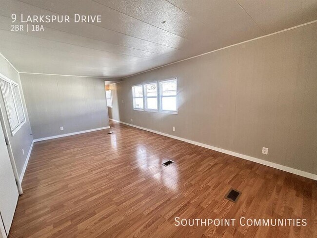 Foto del edificio - 9 Larkspur Dr