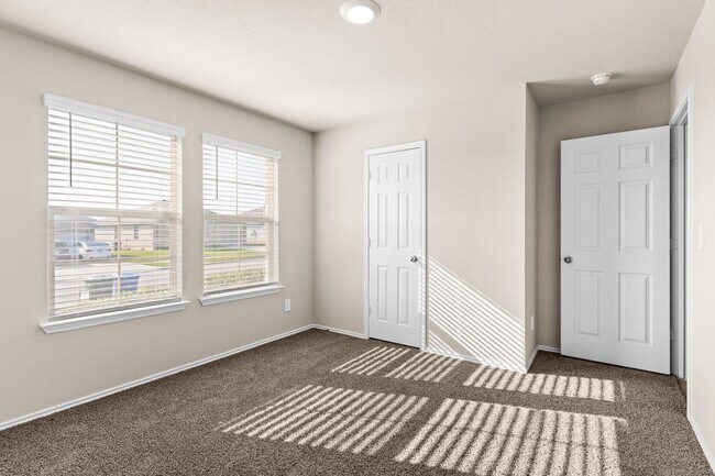 Foto del edificio - 4 bedroom 2 bath in Creekside Hills with Pool Access