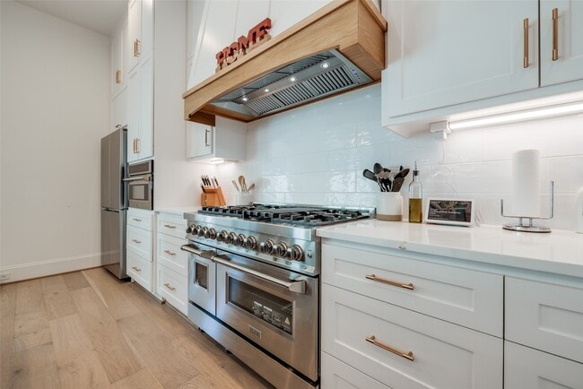 Building Photo - 907 W 43rd St