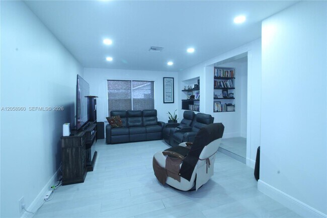 Foto del edificio - 6486 Woodbury Rd