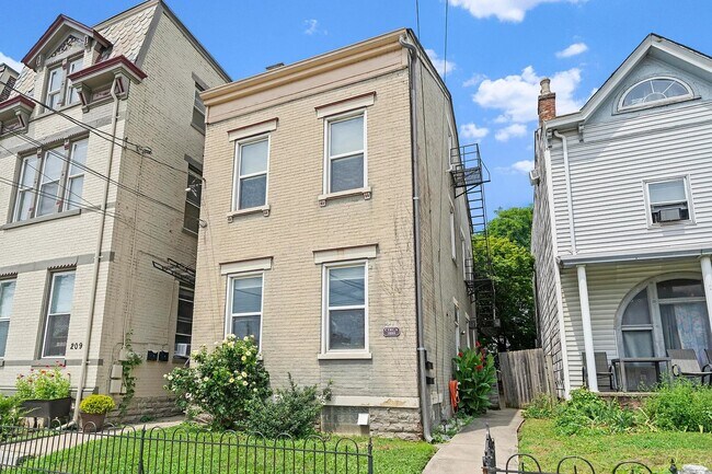Building Photo - 211 E 5th St