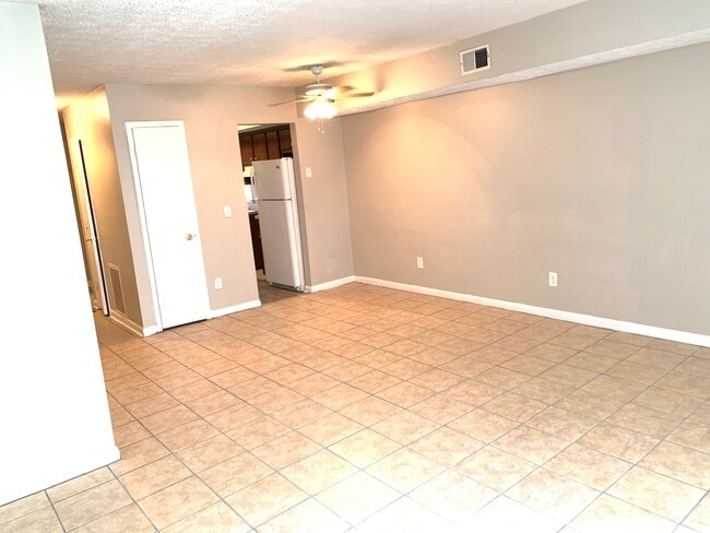 Building Photo - 589 Delzan Plz