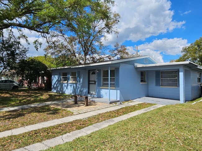Building Photo - Amazing 4 bedroom 2 bath in Lakeland, FL  ...